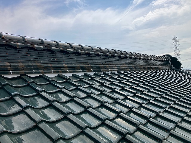 昔ながらの瓦屋根の棟